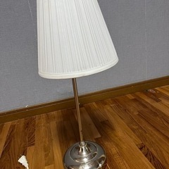 卓上の照明の画像