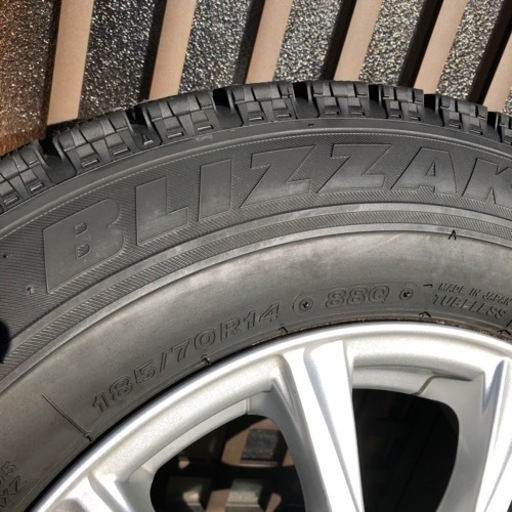 スタッドレスタイヤ　未使用　BLIZZAK VRX  185/70/R14  ４本セット