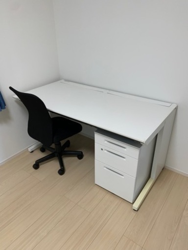 コクヨデスクとキャビネットと椅子