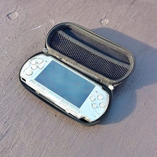 PSP3000 ミスティックシルバー 本体＆メモリースティック・専用ケース