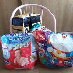 お話中！子どもイス、紙おむつ、おもちゃ