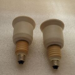 値下3000円→2500円　中古  LED電球  9個  E26口金 口金変換アダプタ2個（E10→E26）の画像