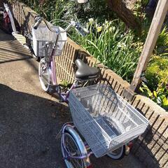 新品と、ほぼ新品の三輪車の画像