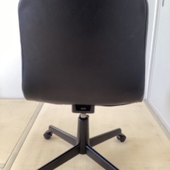仕事/学習机用　黒い椅子の画像