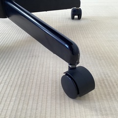 仕事/学習机用　黒い椅子の画像