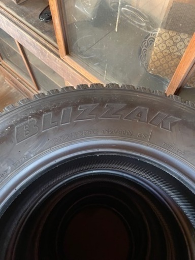 スタッドレスタイヤ　205/75R16 113/111L
