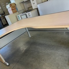 大きめなゲーミングデスクの画像