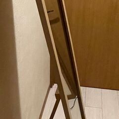 木製スタンドミラーの画像
