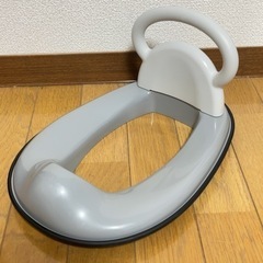 取手付き補助便座　monotonia グレーの画像