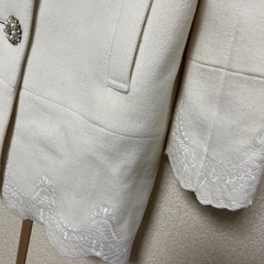 白　コート　刺繍　ビジューボタン　Mサイズの画像