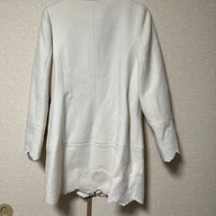 白　コート　刺繍　ビジューボタン　Mサイズの画像