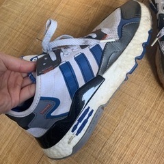 スターウォーズコラボスニーカー　ナイトジョガー　R2D2の画像