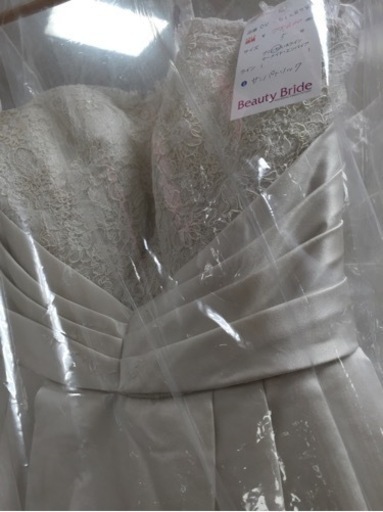 ★ウェディングドレス　St.Patrickサンパトリック5号サイズ、プリンセス背中くるみボタン