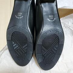 25.5黒のパンプスの画像