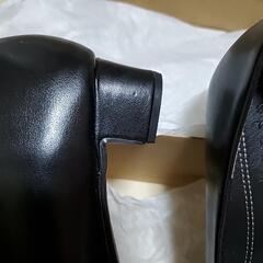 25.5黒のパンプスの画像