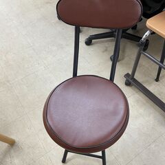 リサイクルショップどりーむ荒田店 No9591 折り畳み椅子　丸椅子　ブラウンカラーの画像