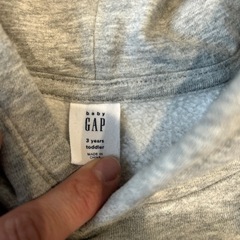 子ども服GAPパーカーの画像