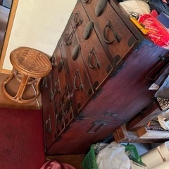 骨董品やら着物、たんすの画像