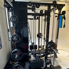 トレーニングマシーン　スミス　ジムマシーン　アタッチメント付きの画像