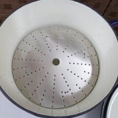 栗原はるみ 鉄ホーロー煮込み鍋 24cm 5.0L ネイビー スチームプレート付き「Kurihara Harumi」 美品 両手鍋 札幌 北20条店の画像