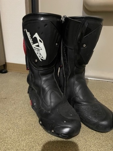 レーシングブーツとツナギ