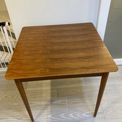 unicoダイニングテーブル　2人用　80×80センチ