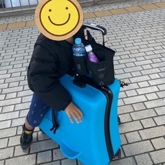 子供が乗れるキッズキャリー(ブルー)ボトルホルダーセットの画像