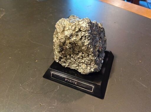 K014　黄鉄鉱（おうてっこう、英: pyrite、パイライト）は硫化鉱物の一種