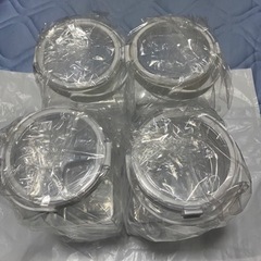 透明なプラスチック容器4つセットの画像