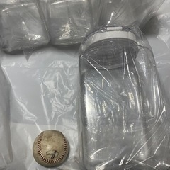 透明なプラスチック容器4つセットの画像