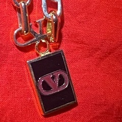 ブランド　B系　バレンチノ　ゴールドネックレス七宝黒字に赤文字