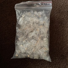 ラチェット式ペンチとコネクタの画像