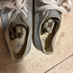グレーのスニーカー 25.5の画像