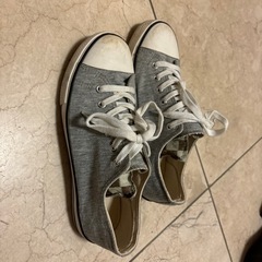グレーのスニーカー 25.5