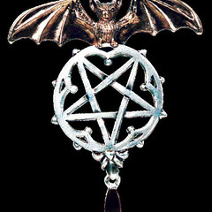 EastGate Lamia pendant 生命と再生の血の象徴の画像