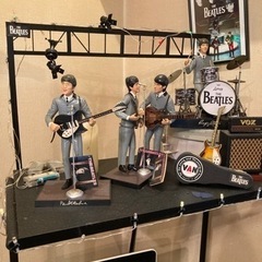 Apple社製The Beatlesフィギュアと舞台