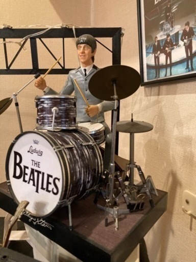 Apple社製The Beatlesフィギュアと舞台