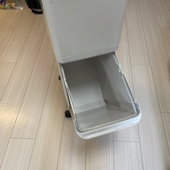 ニトリ　蓋付き2段ゴミ箱　キャスター付きの画像
