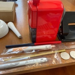 使える鉛筆削り、穴あけ、物差し、パンチ、鉛筆、ボールペン