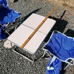 小型折りたたみテーブル　小型折り畳み椅子　2個。の画像