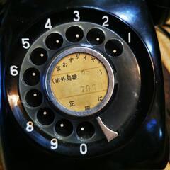 昔ながらの黒電話の画像