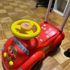 アンパンマンの大きなぬいぐるみと車の画像