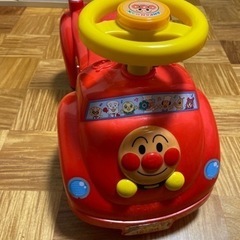 アンパンマンの大きなぬいぐるみと車の画像