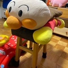 アンパンマンの大きなぬいぐるみと車の画像