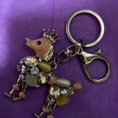 キラキラビジューのプードルキーホルダーの画像