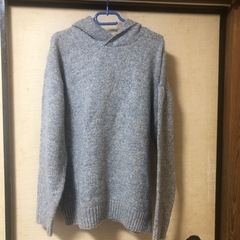 フードつきニット