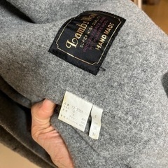 グレイの長めのカーディガンとコートの画像