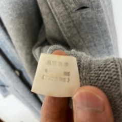 グレイの長めのカーディガンとコートの画像