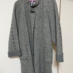 グレイの長めのカーディガンとコート