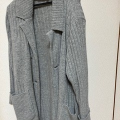 グレイの長めのカーディガンとコートの画像